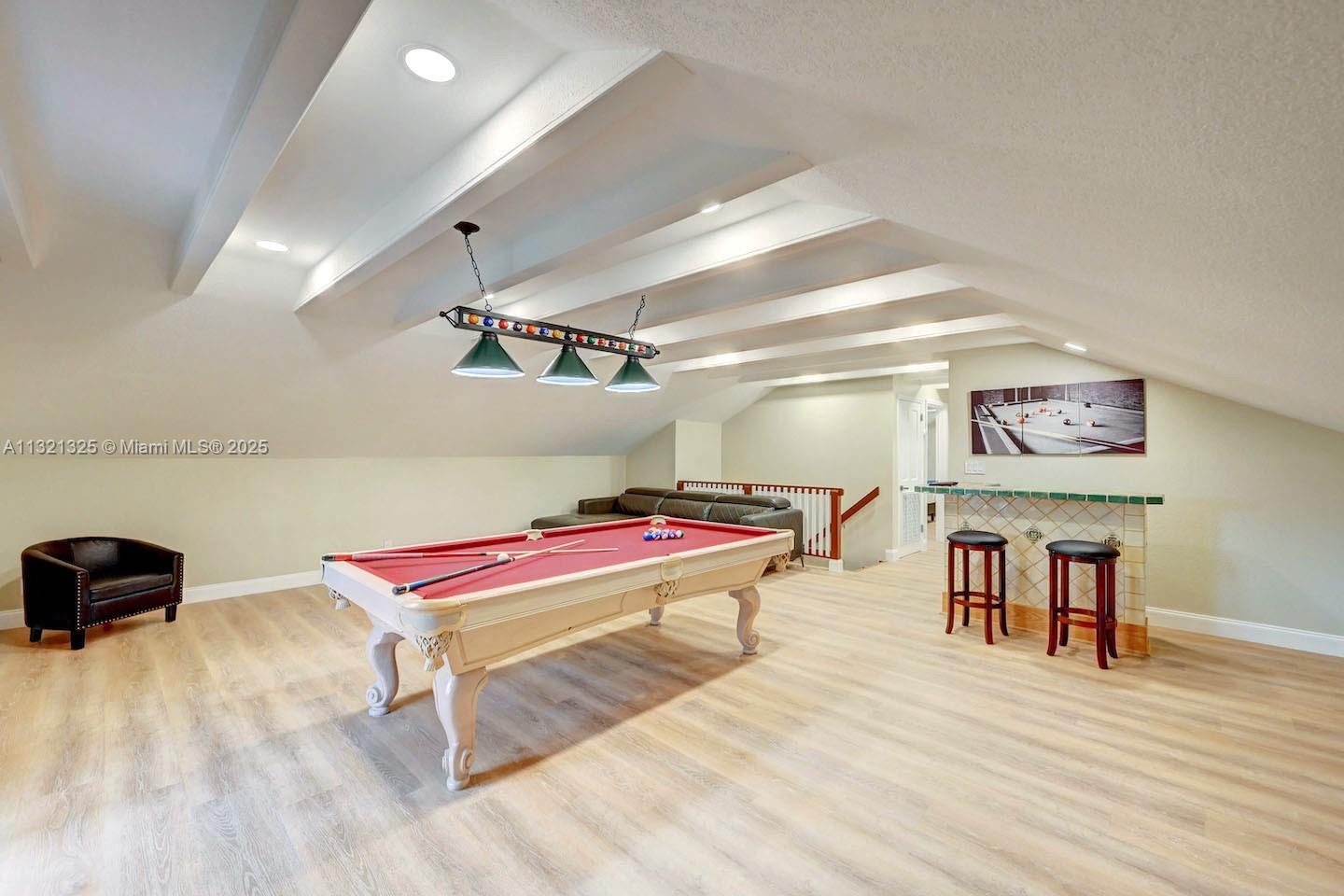 COUNTRY CLUB HOMES - Residential Lease