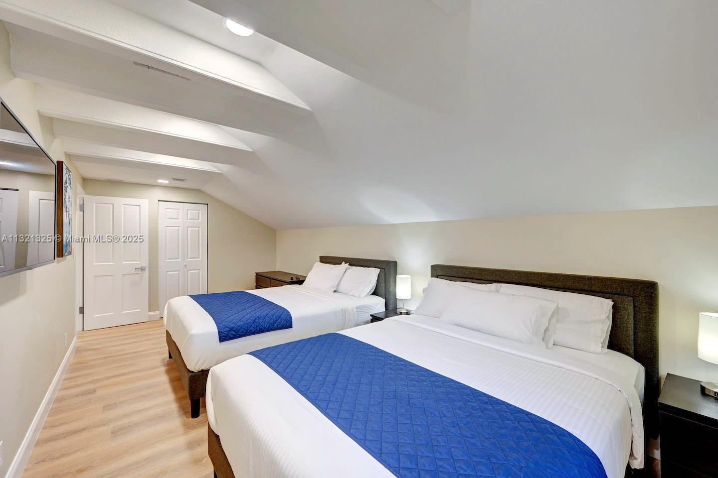 COUNTRY CLUB HOMES - Residential Lease