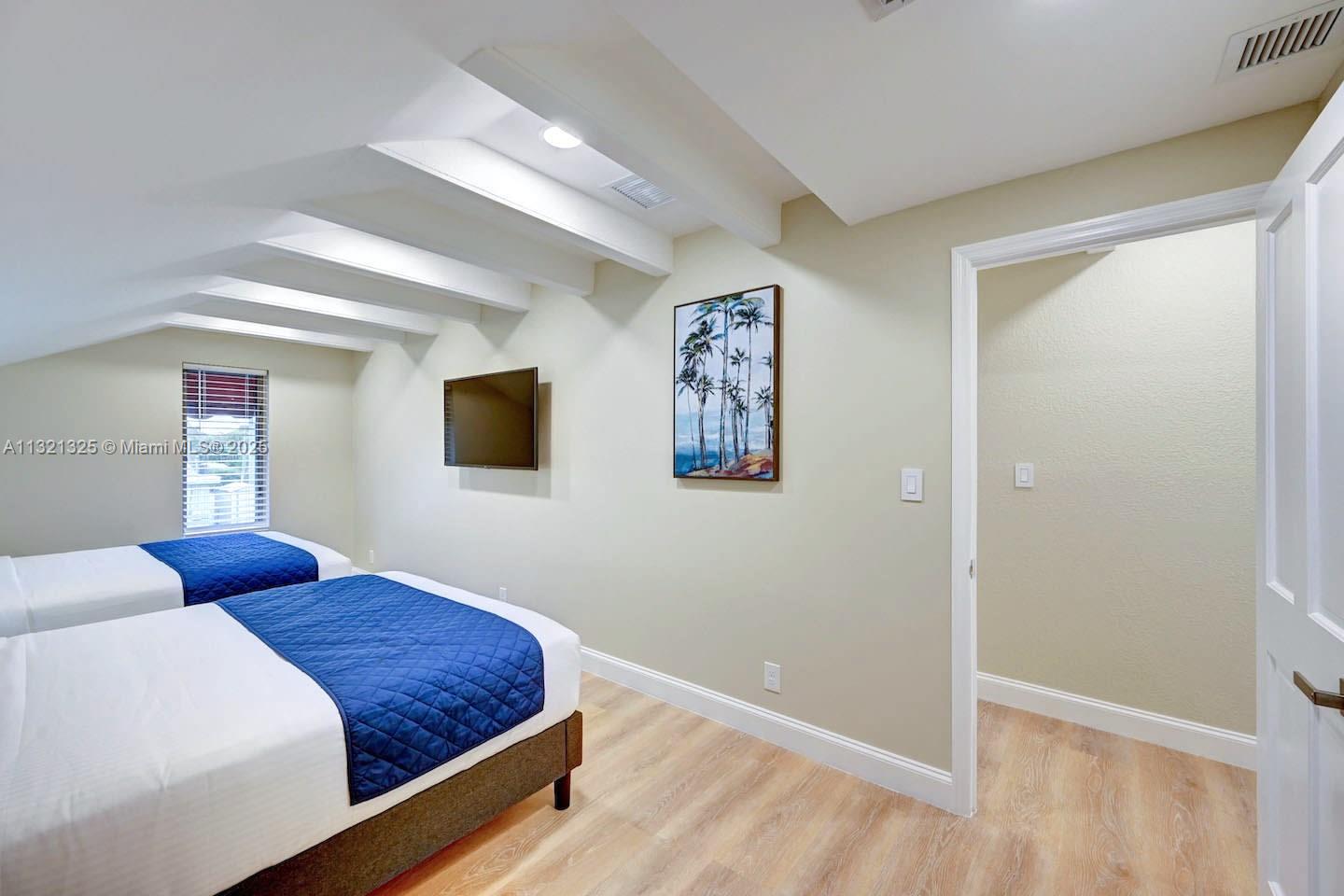 COUNTRY CLUB HOMES - Residential Lease