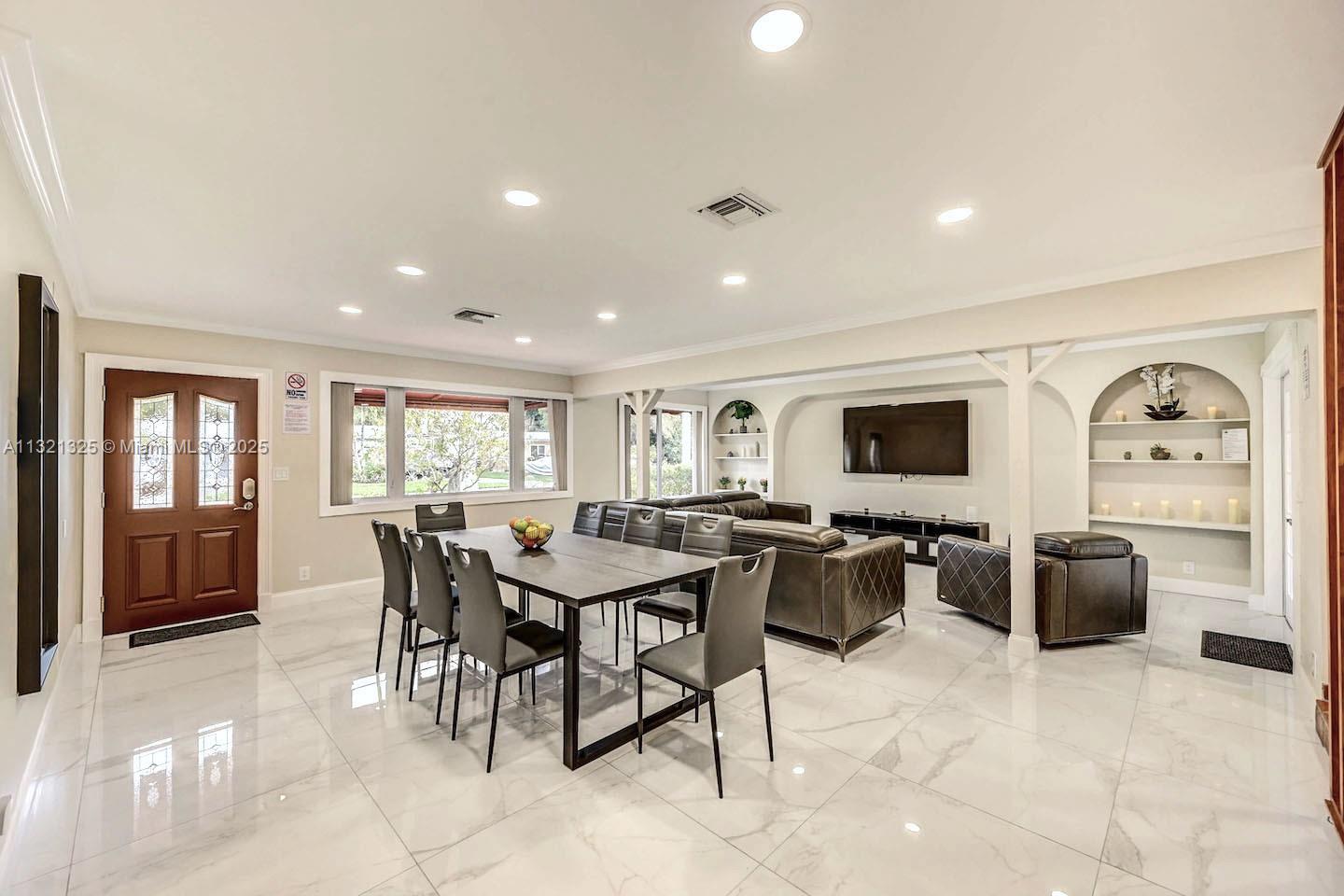 COUNTRY CLUB HOMES - Residential Lease