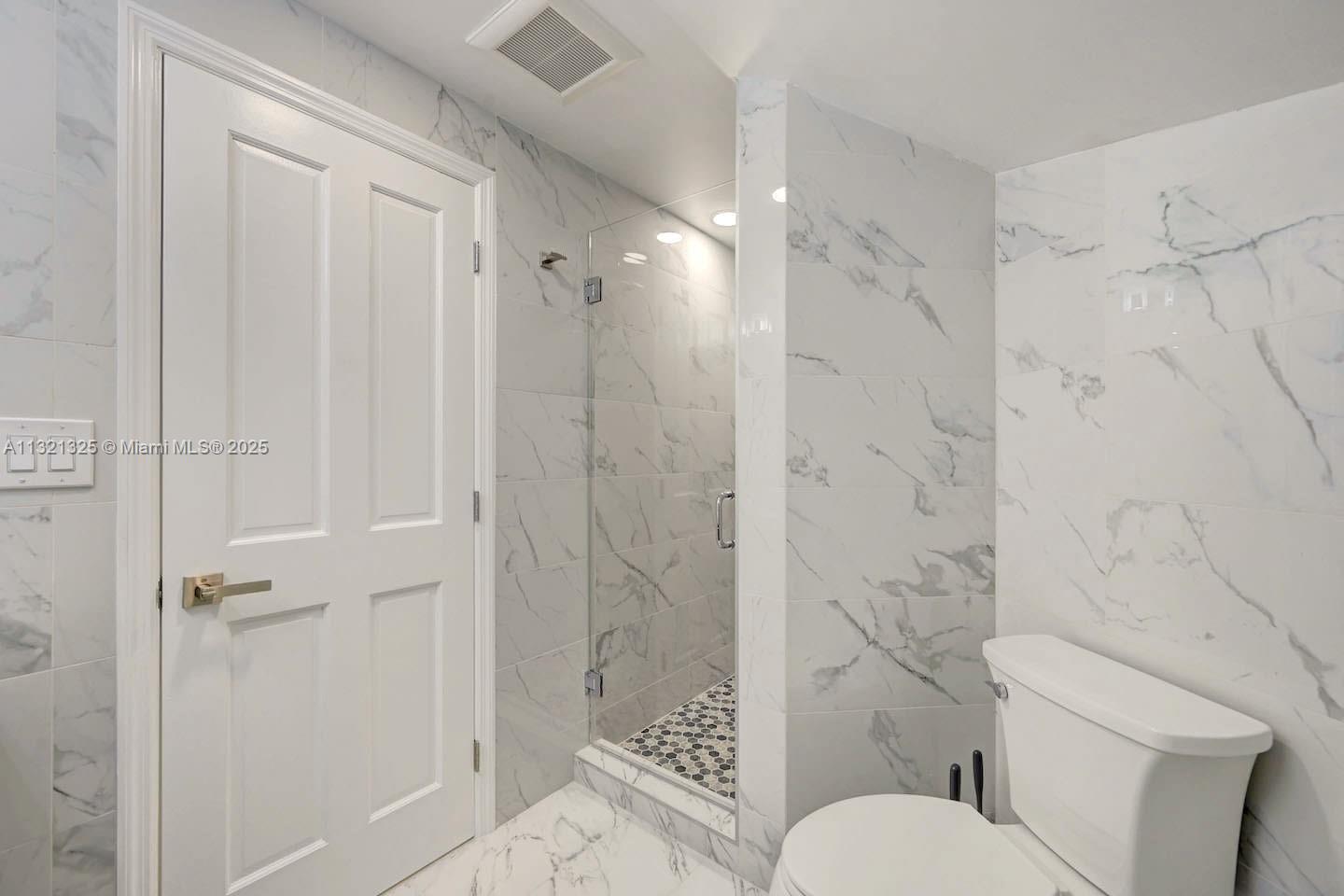 COUNTRY CLUB HOMES - Residential Lease