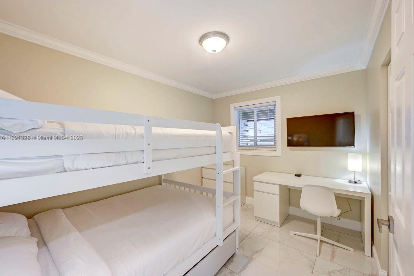 COUNTRY CLUB HOMES - Residential Lease