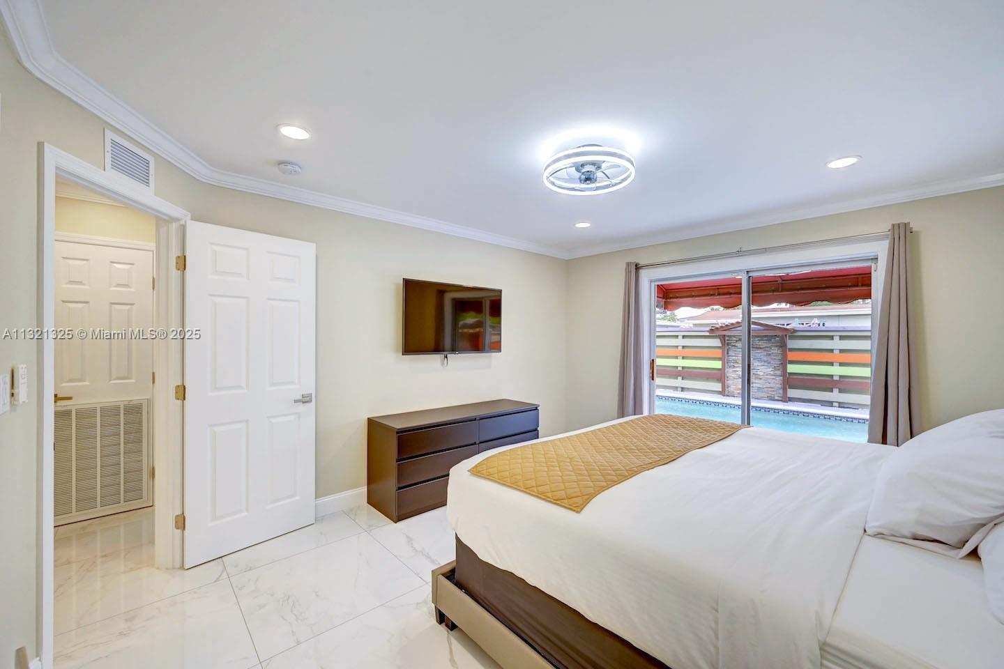 COUNTRY CLUB HOMES - Residential Lease