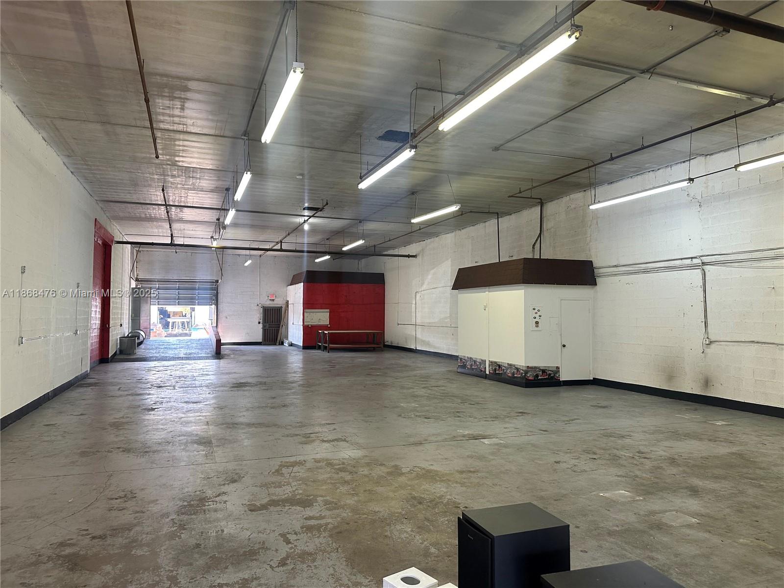 Excellent Warehouse Opportunity in Opa-locka!
This 5,000-square-foot warehouse is ready for occupancy, ideal for commercial or industrial use. Strategically located near the Executive Airport. It features high concrete ceilings, a dock heigh bay, a street-level entrance, a built-in office, and air conditioning. Don't miss this opportunity to rent a versatile and well-equipped property in a prime location.
