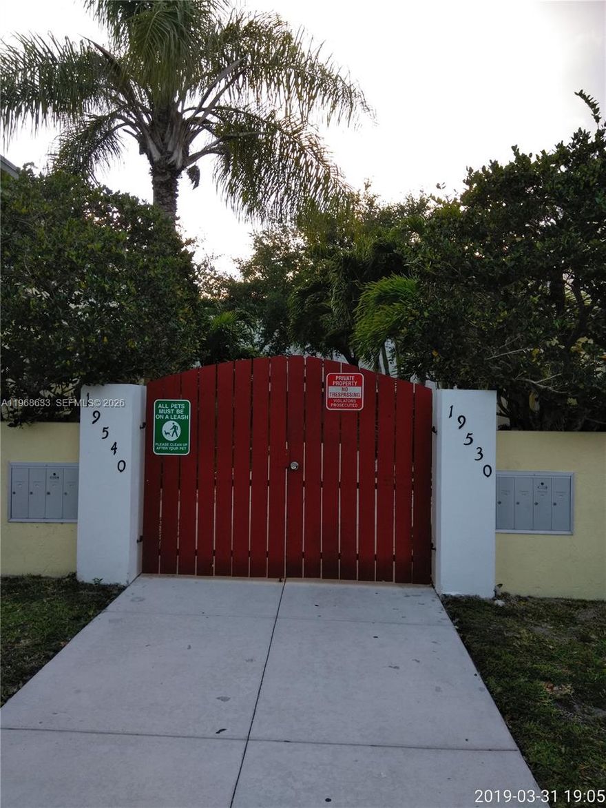 COMFORTABLE AND SPACIOUS TOWNHOUSE, 2 BEDROOMS, 2.5 BATHS. LIVING ROOM, DINING ROOM, KITCHEN. PATIO. GOOD NEIGHBORHOOD, CLOSE TO SHOPS, MALLS, AND BANKS. ONLY ONE DEPOSIT AND ONE MONTH'S RENT. EASY RENTAL PROCESS.