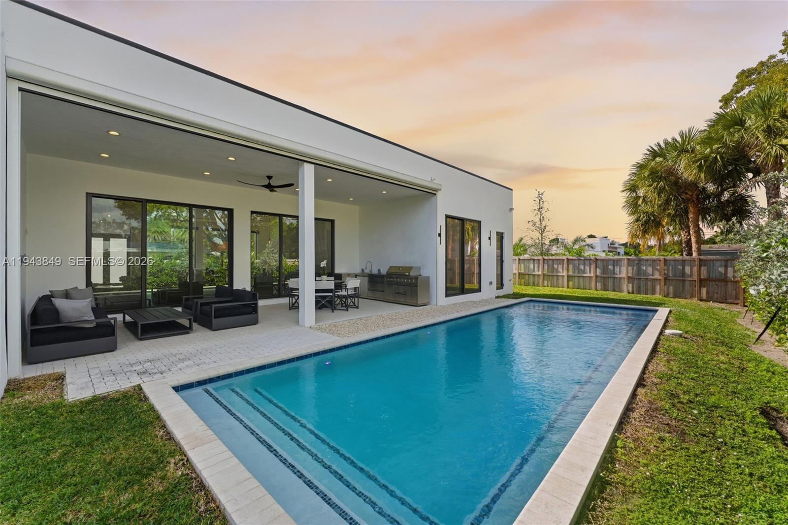 TROPICAL MANORS - Residential