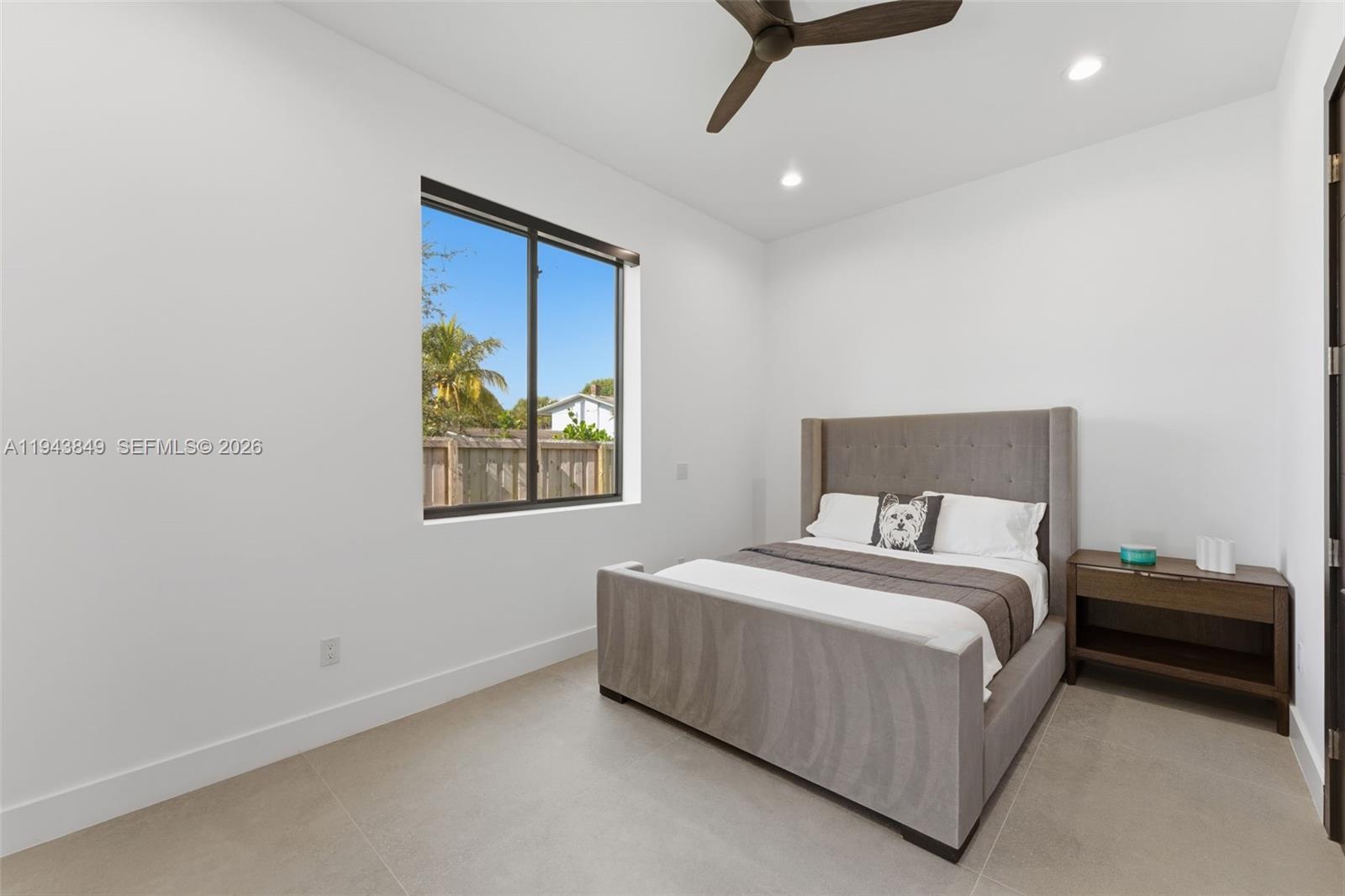 TROPICAL MANORS - Residential