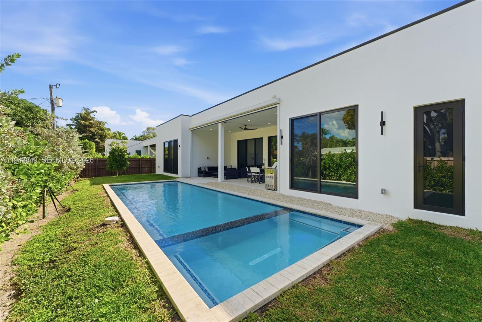 TROPICAL MANORS - Residential