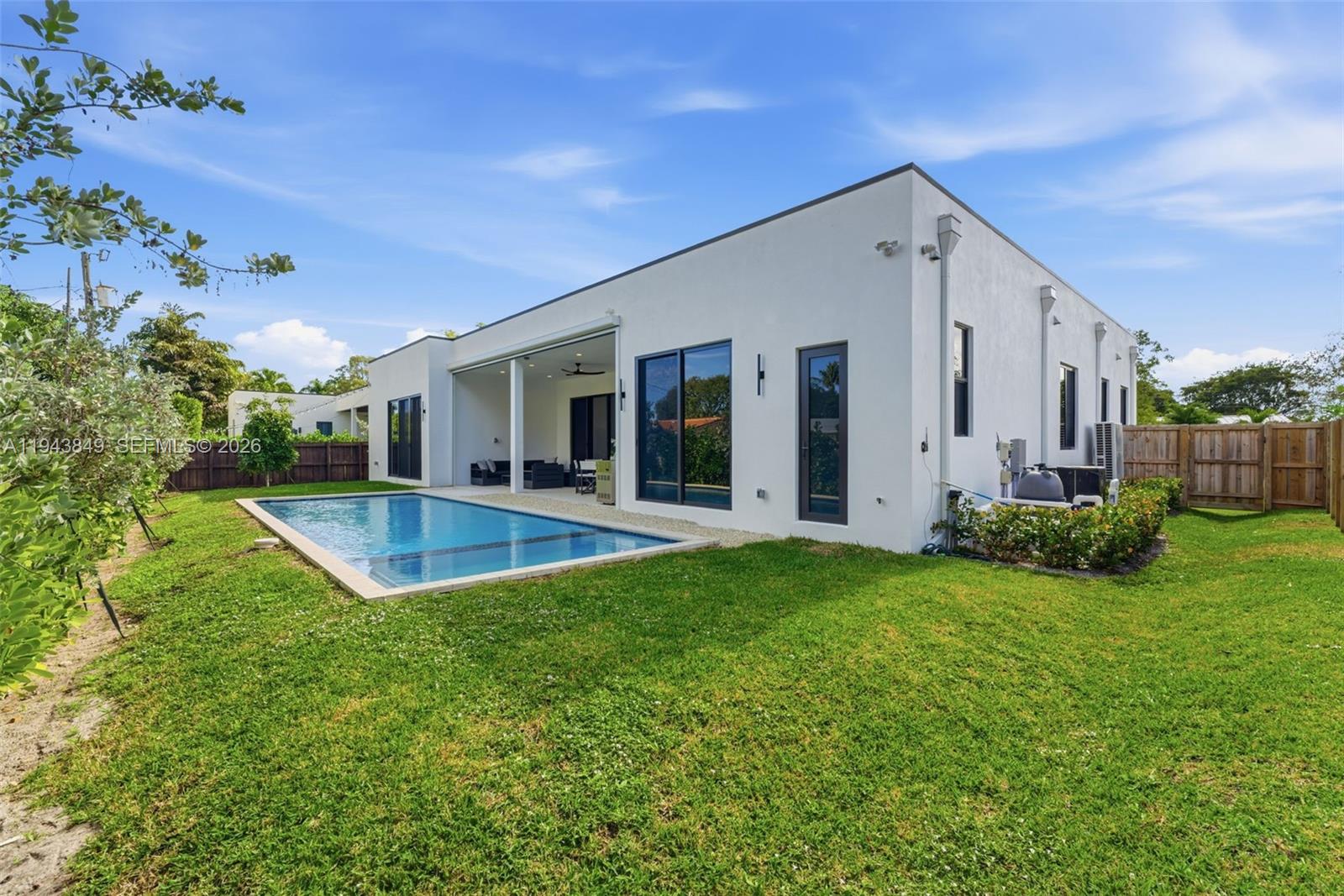 TROPICAL MANORS - Residential