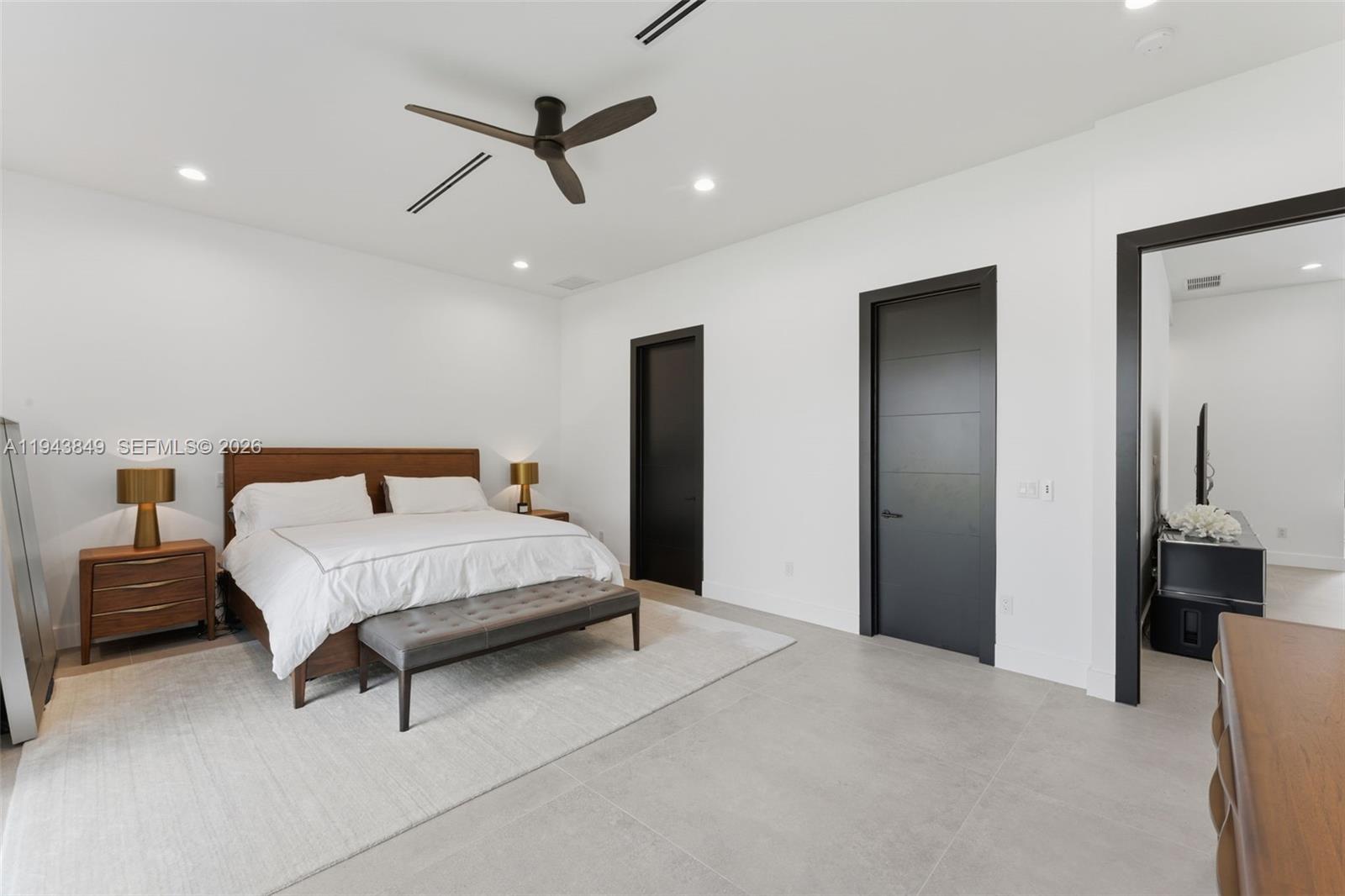 TROPICAL MANORS - Residential