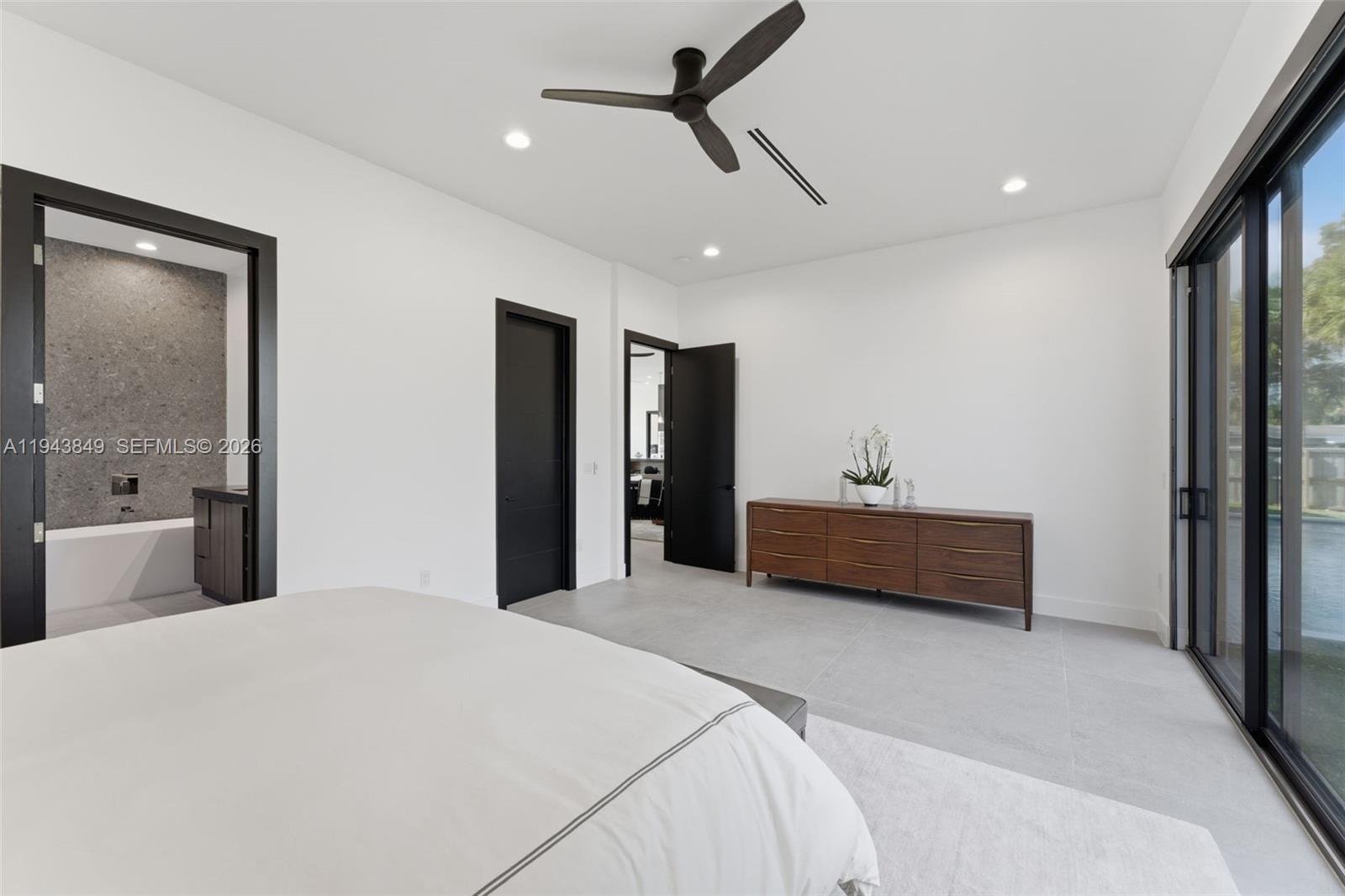 TROPICAL MANORS - Residential