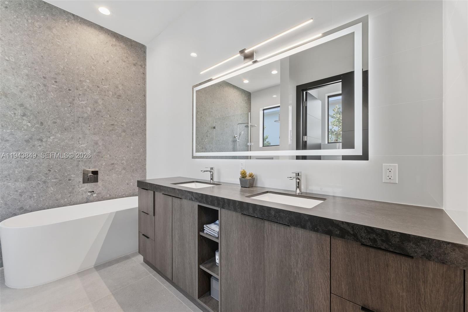 TROPICAL MANORS - Residential