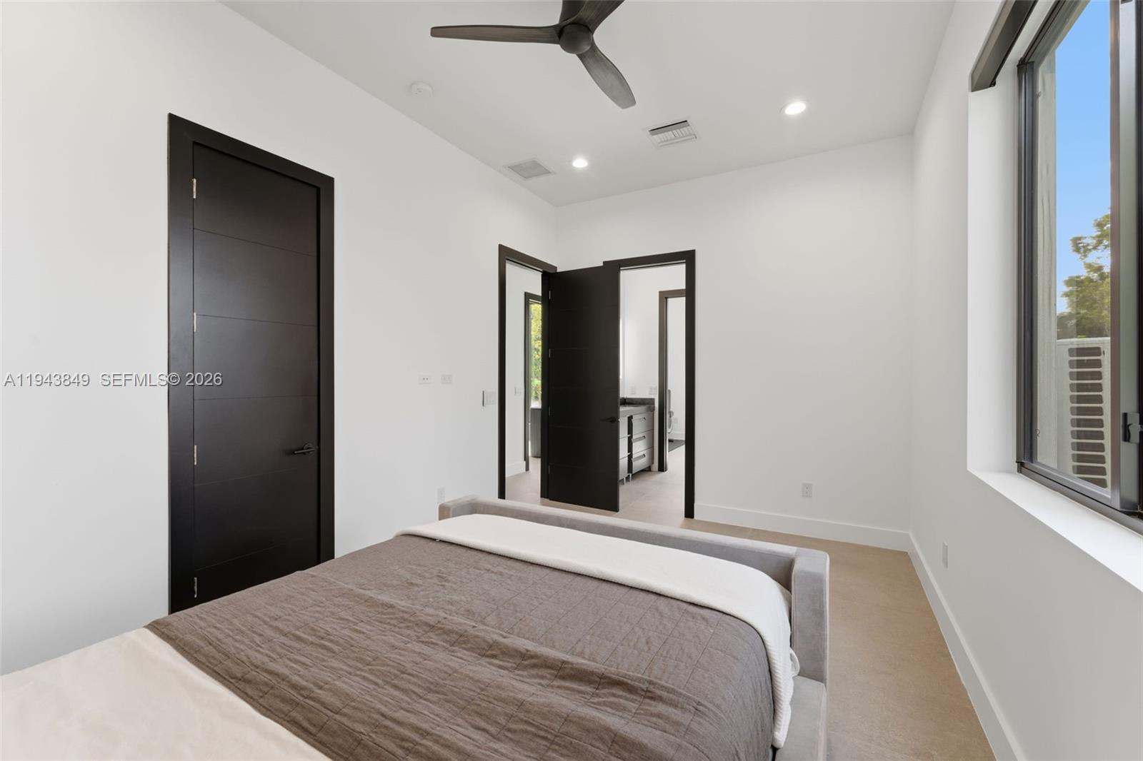 TROPICAL MANORS - Residential