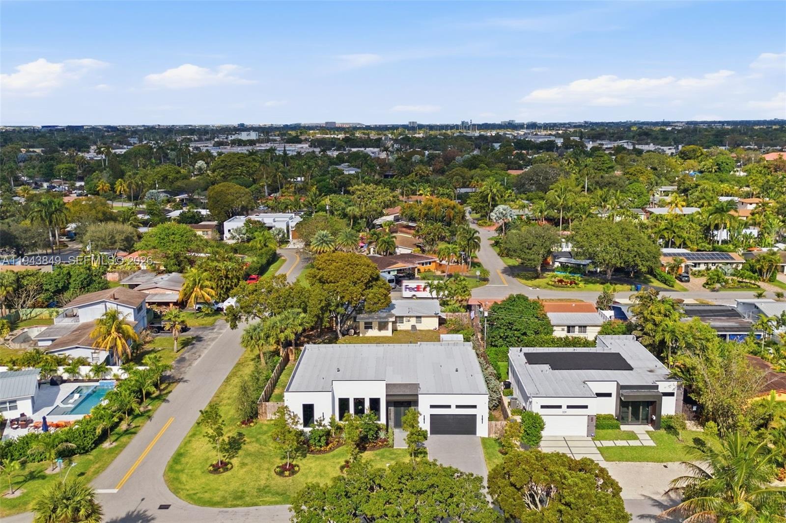 TROPICAL MANORS - Residential