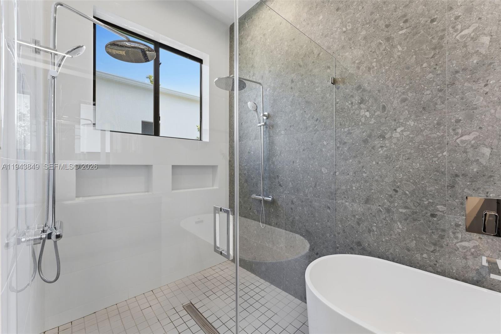 TROPICAL MANORS - Residential