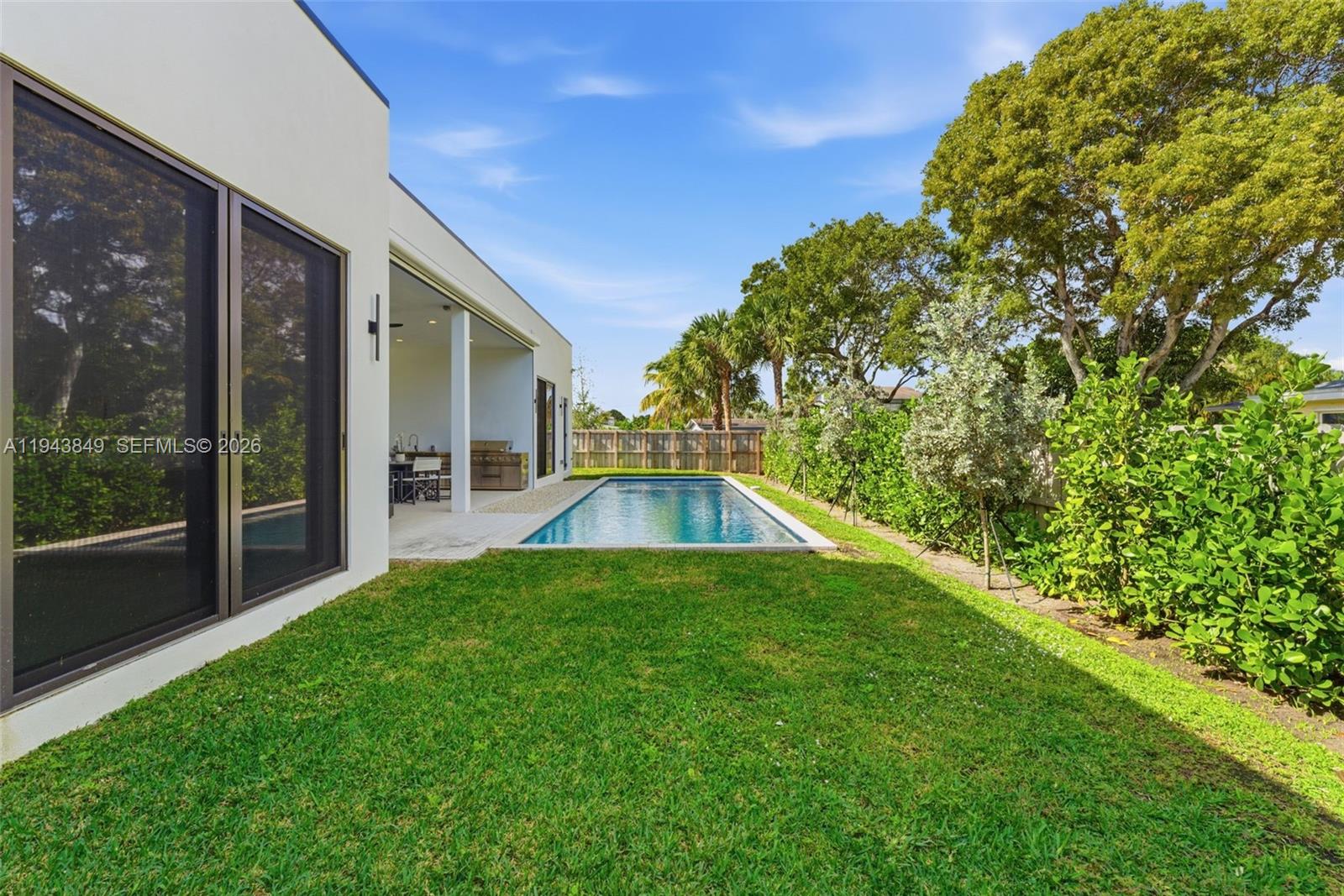 TROPICAL MANORS - Residential