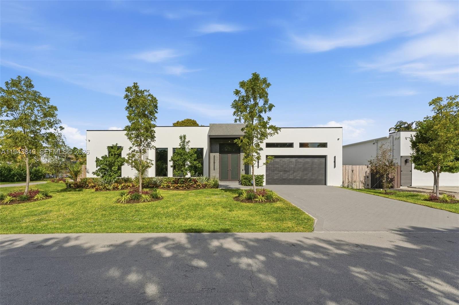 TROPICAL MANORS - Residential