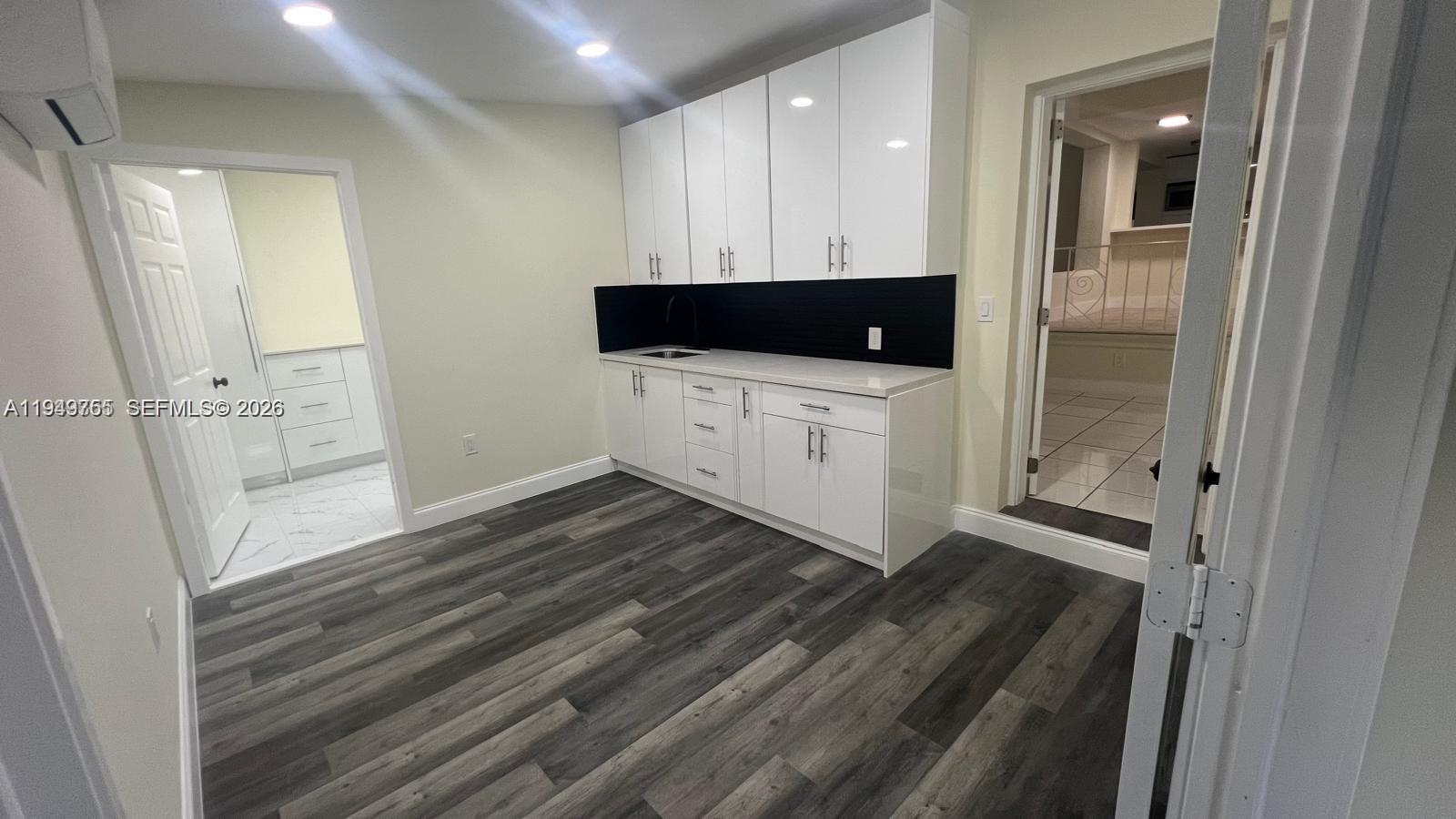 CRAVERO LAKE SHORE ESTATE - Residential