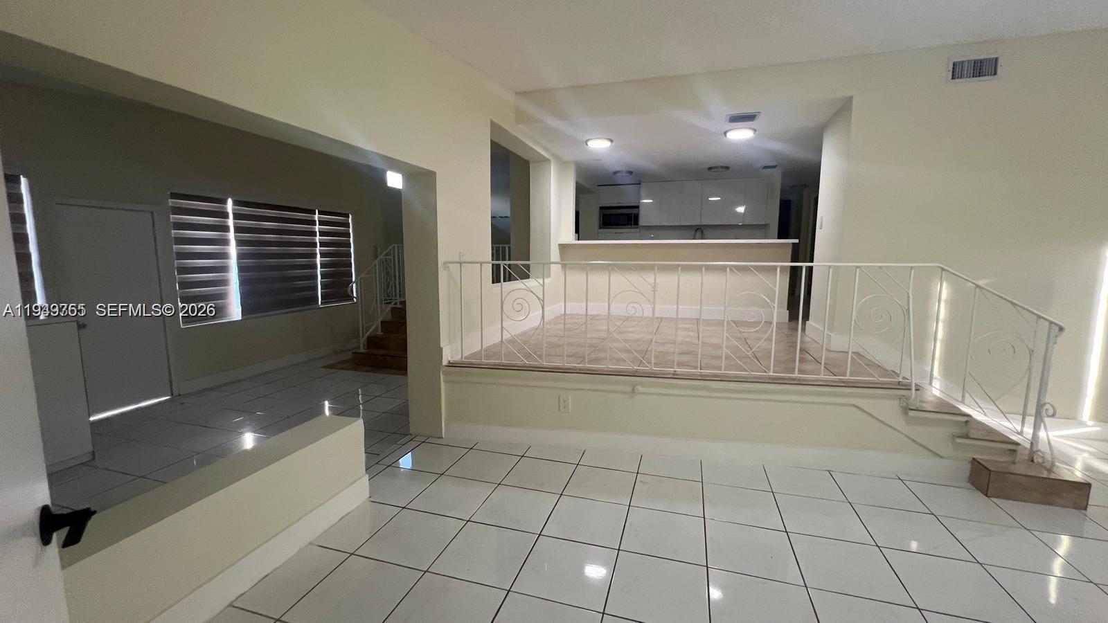 CRAVERO LAKE SHORE ESTATE - Residential