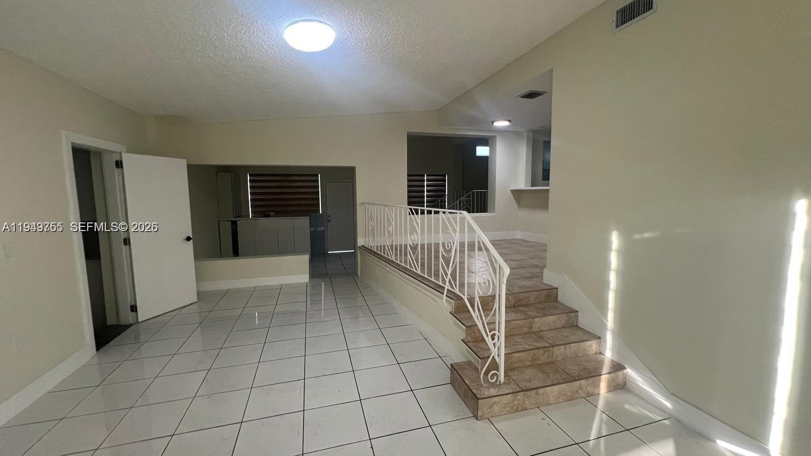 CRAVERO LAKE SHORE ESTATE - Residential