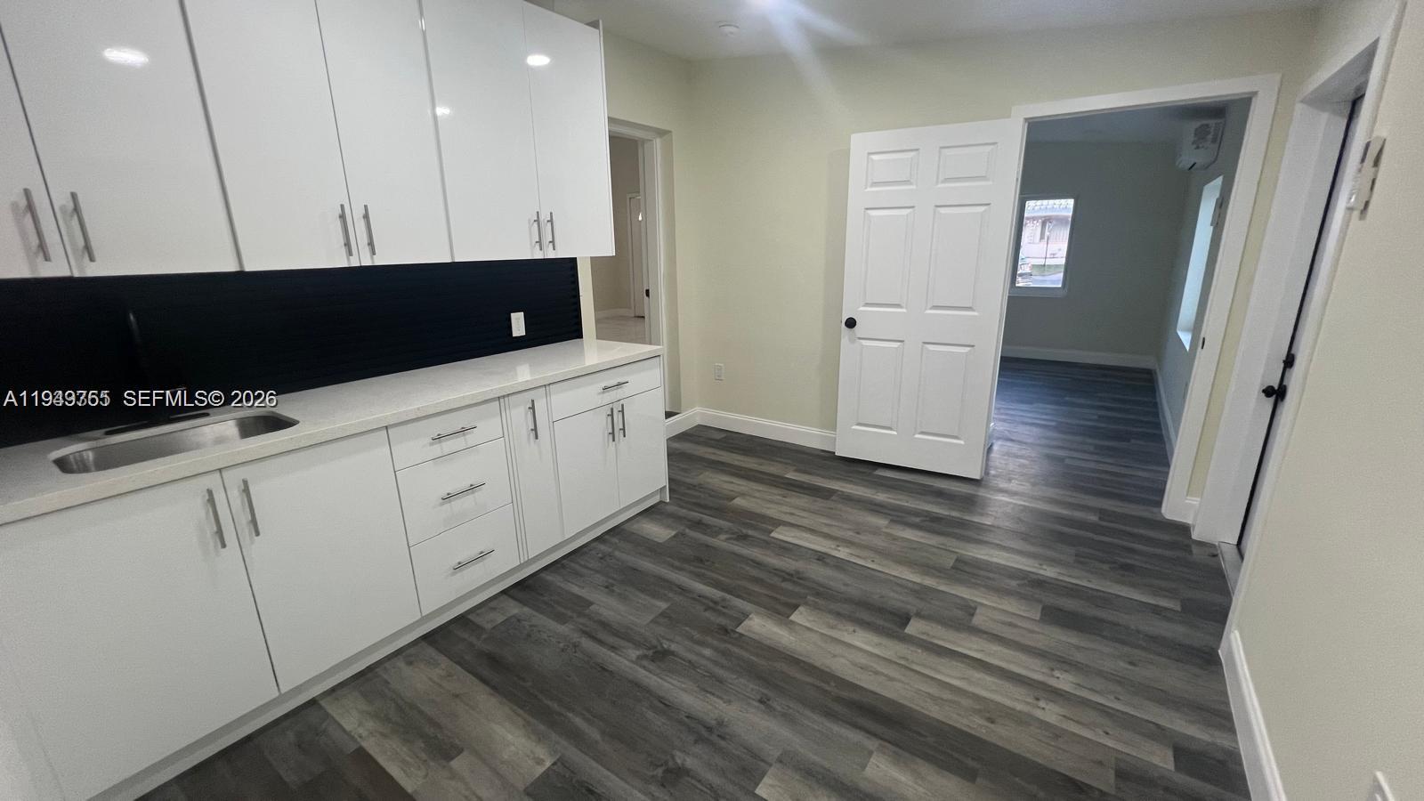 CRAVERO LAKE SHORE ESTATE - Residential