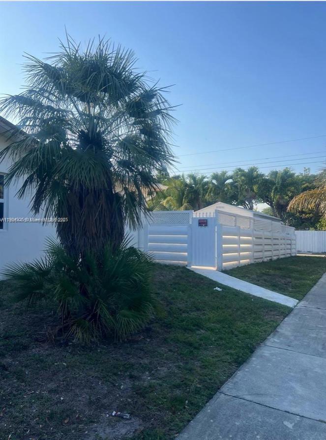 HOLLYWOOD HILLS - Residential