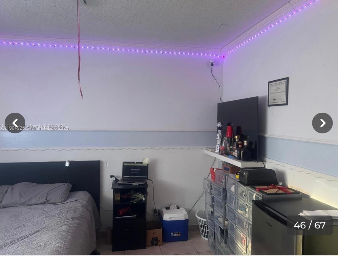 HOLLYWOOD HILLS - Residential