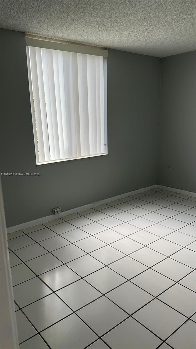 Samari Lakes condo features 2 Bedroom, 2 baths, well maintained condominium has pool and parking, great location, very spacious, walking closet, washer and dryer inside the unit. Easy to show. Requires only 1 Deposit and first Month to move in.