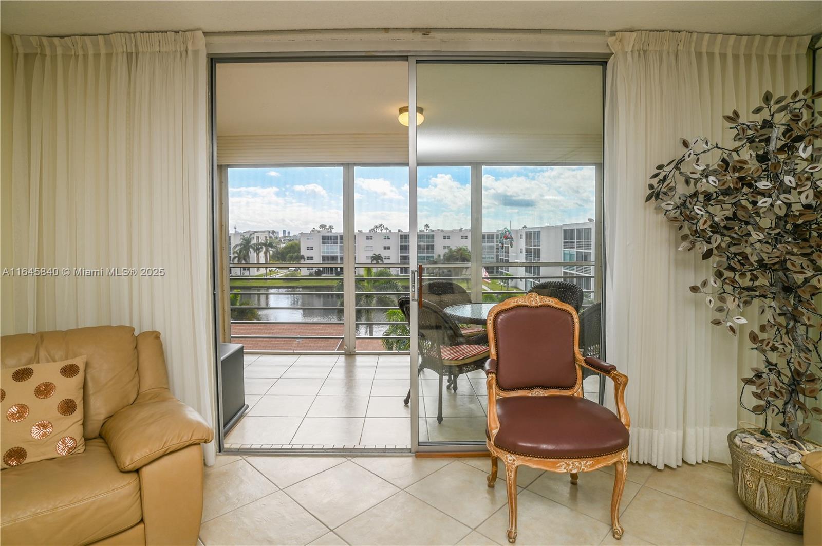 MEADOWBROOK LAKES CONDO - Residential