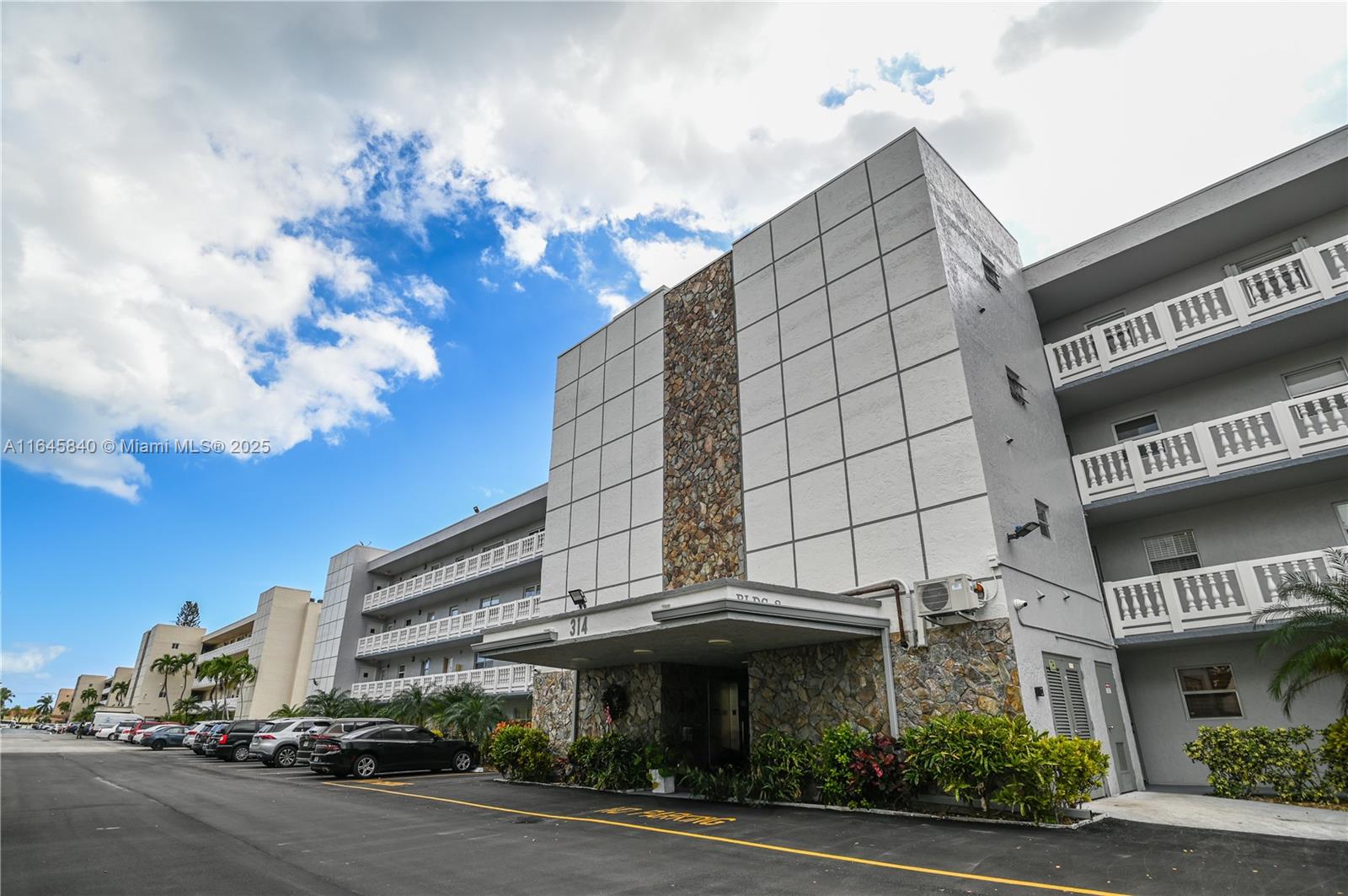 MEADOWBROOK LAKES CONDO - Residential