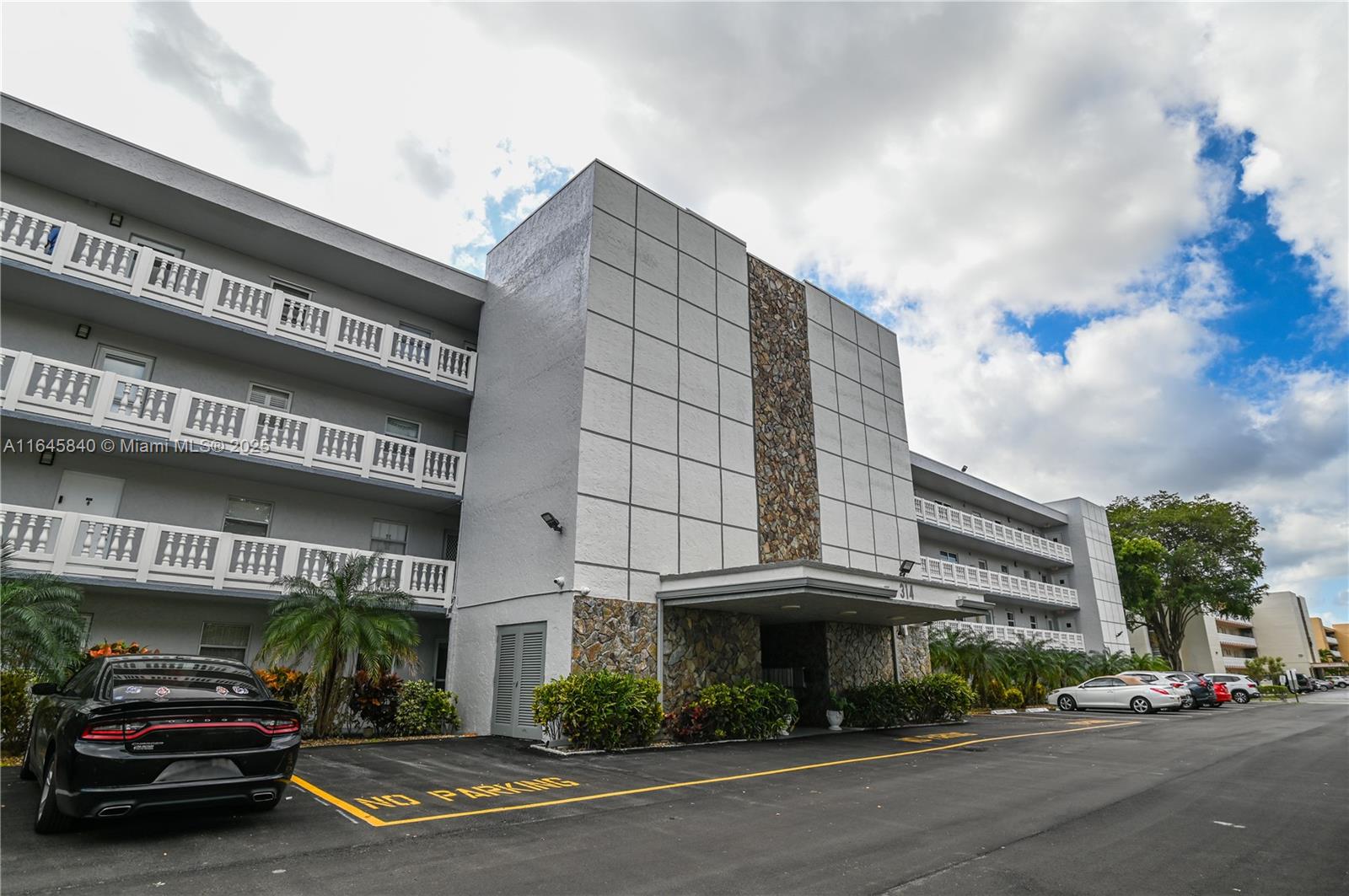 MEADOWBROOK LAKES CONDO - Residential