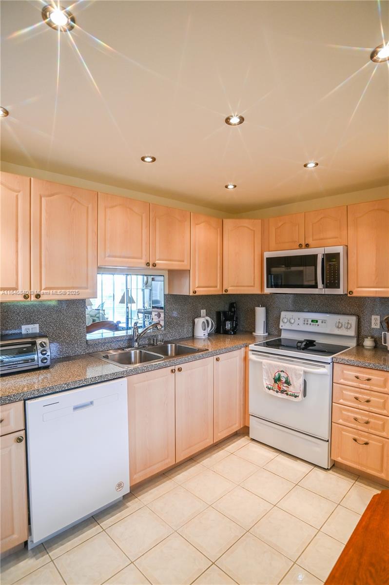 MEADOWBROOK LAKES CONDO - Residential