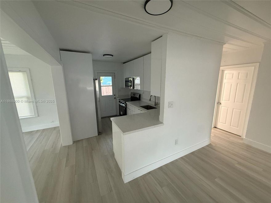 Duplex for rent, 3 bedrooms 1 bathroom. Recently renovated kitchen and bathroom. New appliances. New flooring throughout the unit. Water and electricity included on the rent. Washer and dryer hook up.