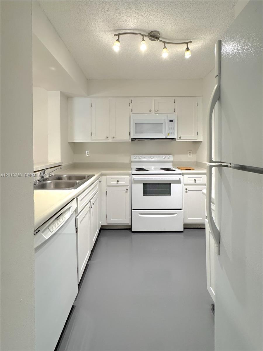 ROYAL POINCIANA CONDO - Residential Lease