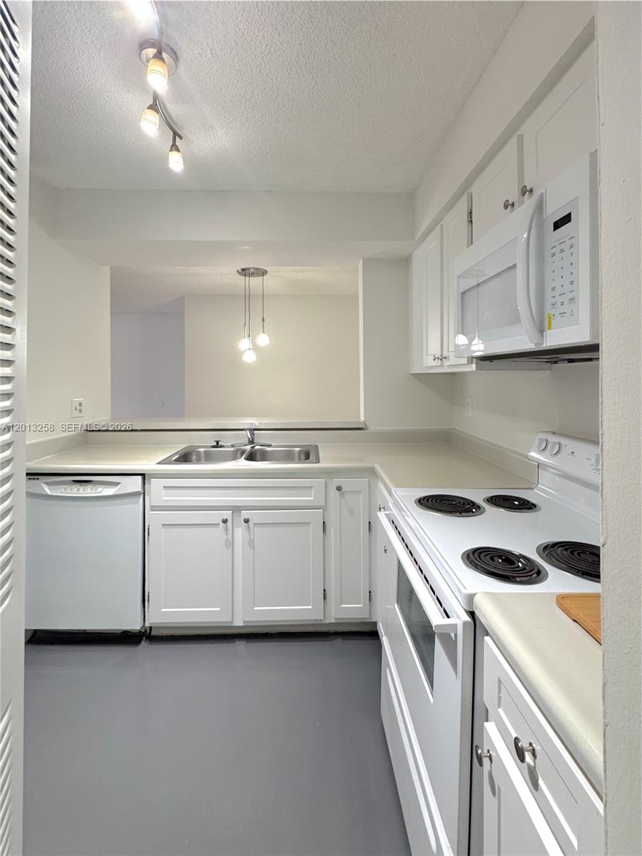 ROYAL POINCIANA CONDO - Residential Lease
