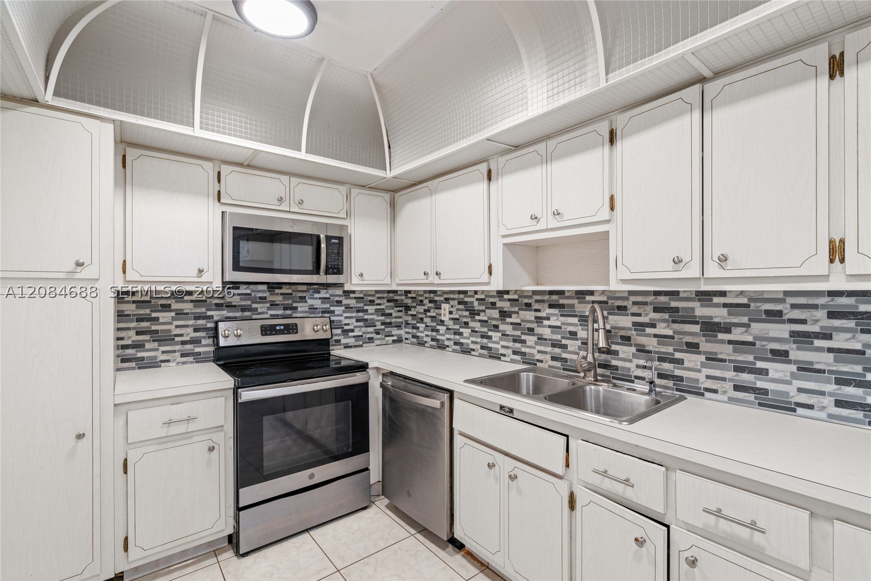 5001 Collins Ave 5E, Miami Beach, FL, 33140/$399,000 4 5001 Collins Ave 5E