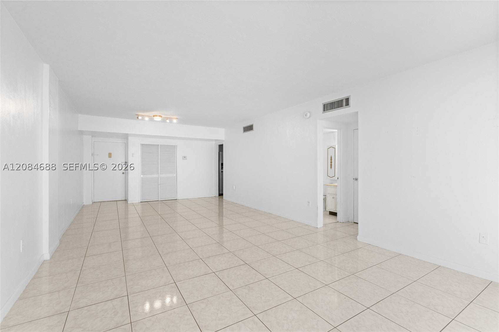 5001 Collins Ave 5E, Miami Beach, FL, 33140/$399,000 2 5001 Collins Ave 5E