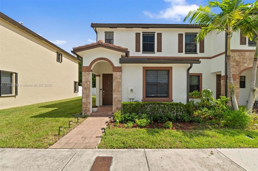 Corner townhouse in the exclusive Aquabella community. This three-bedroom townhouse boasts the best layout in the community, with three full bathrooms (one for each bedroom). One of the bedrooms is located downstairs for maximum privacy or use as an office. The other two bedrooms are located upstairs. Additional side windows allow for abundant natural light. Enjoy a modern kitchen with stainless steel appliances, an open concept, and newly refinished flooring. Enjoy a private backyard. The community is located in an excellent school zone. It features a spacious clubhouse, fitness center, swimming pool, children's water park, security, and the HOA covers front yard maintenance.