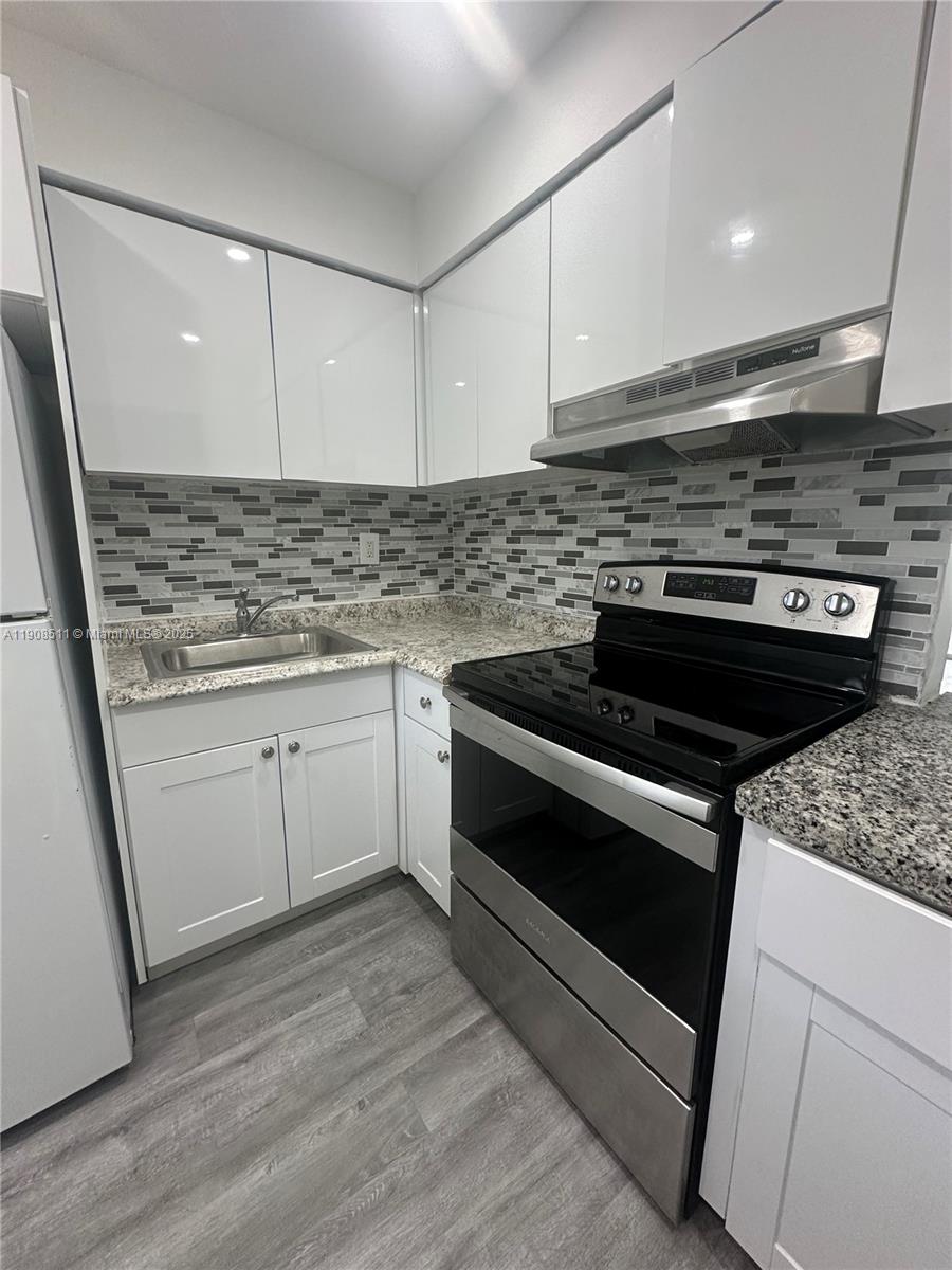 BISCAYNE LAKE GDN BLDG A - Residential Lease