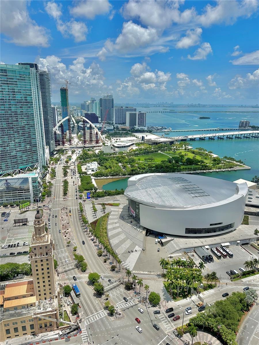 Experience the vibrant energy of Downtown Miami from this beautifully appointed, fully furnished studio
hotel/condo. Enjoy spectacular east-facing views of Miami Beach and Biscayne Bay. The unit features a modern,
fully equipped kitchen and flat-screen TV. Building amenities include a stunning pool, a state-of-the-art gym, and
convenient valet parking. With easy access to Kaseya Center, Bayside Marketplace, major roads, the Port of Miami,
parks, and public transit, this location offers the best of Miami living.
