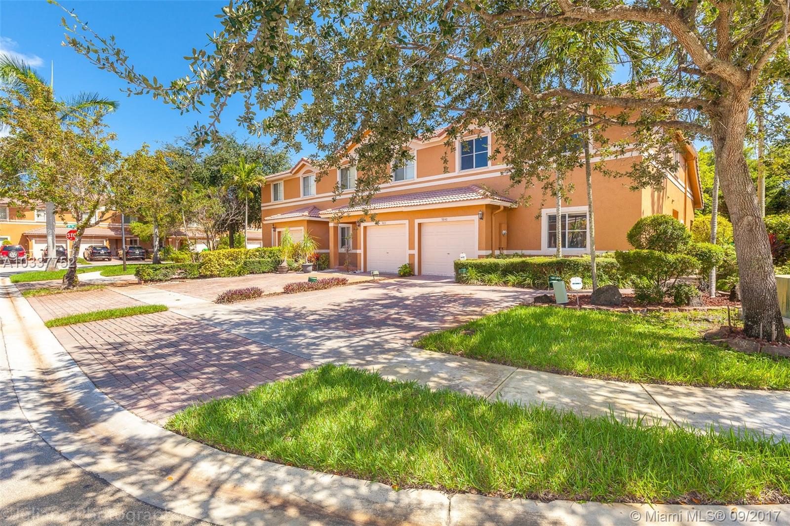 STUNNING TOWNHOME, RECENTLY REDONE, BEAUTIFUL FLOORING, PORCELAIN AND LAMINATED WOOD, GREAT KITCHEN AND BREAKFAST AREA, STAINLESS STEEL APPLIANCES, UPGRADES THROUGOUT. EXCELLENT COMMUNITY, CLOSE TO MAYOR ROADWAYS, SHOPPING AND RESTAURANTS. ***HOA DOES NOT REQUIRE APPLICATION, MOVE WITHIN 3 DAYS***