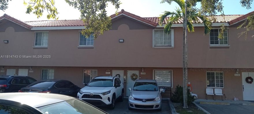Apartment with 2 bedrooms and 2 bathrooms, located at Hialeah, on the first floor. Don't miss the opportunity to acquire this spacious property with an excellent location. The HOA has reserve!!!