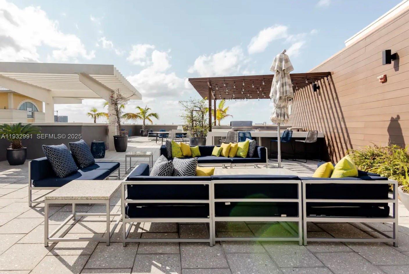 MIDBLOCK MIAMI CONDO - Residential Lease