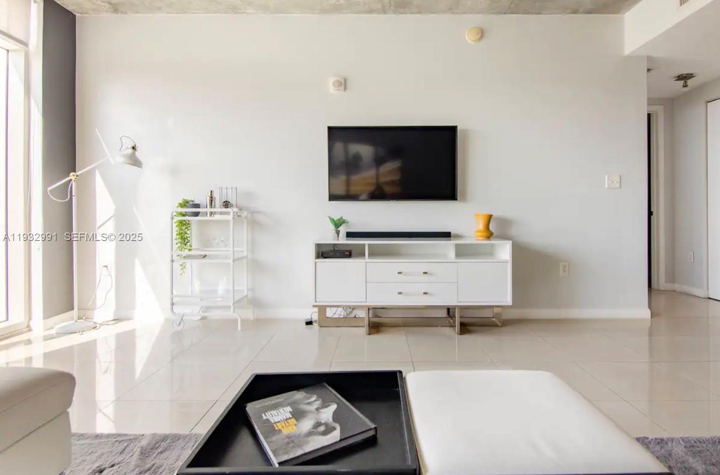 MIDBLOCK MIAMI CONDO - Residential Lease