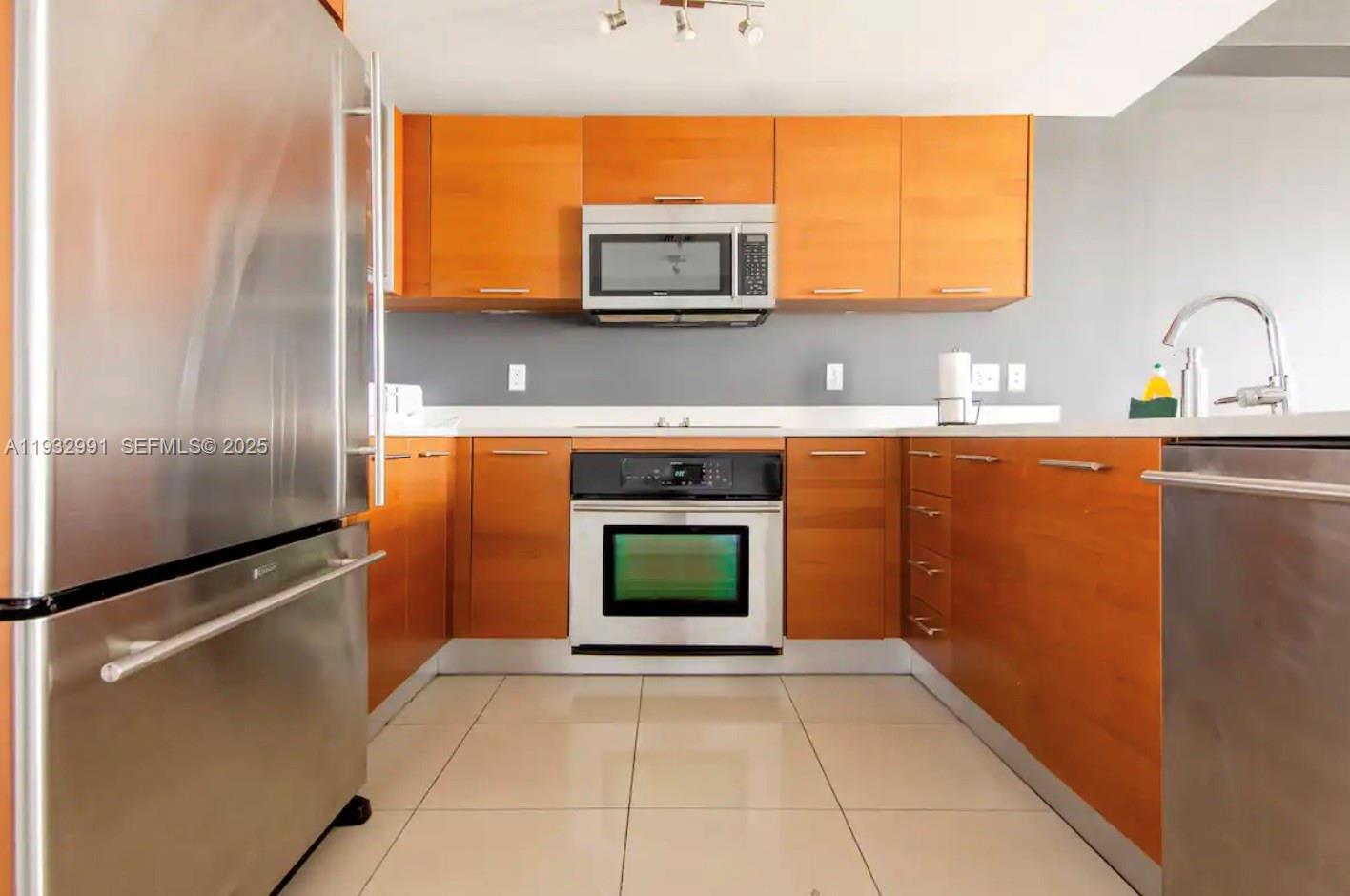 MIDBLOCK MIAMI CONDO - Residential Lease