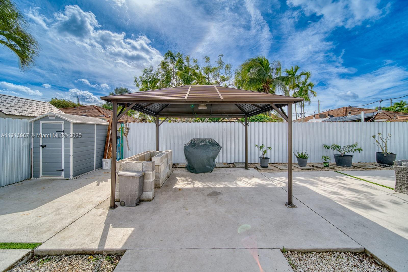 ESTATE HOMES - Residential