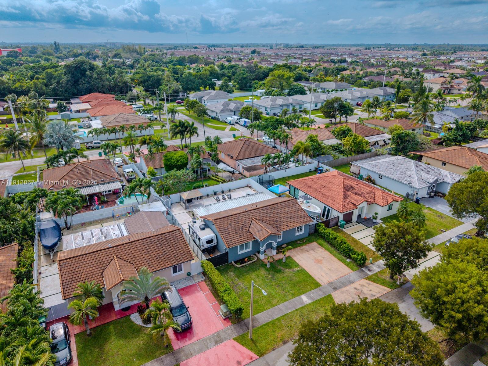 ESTATE HOMES - Residential