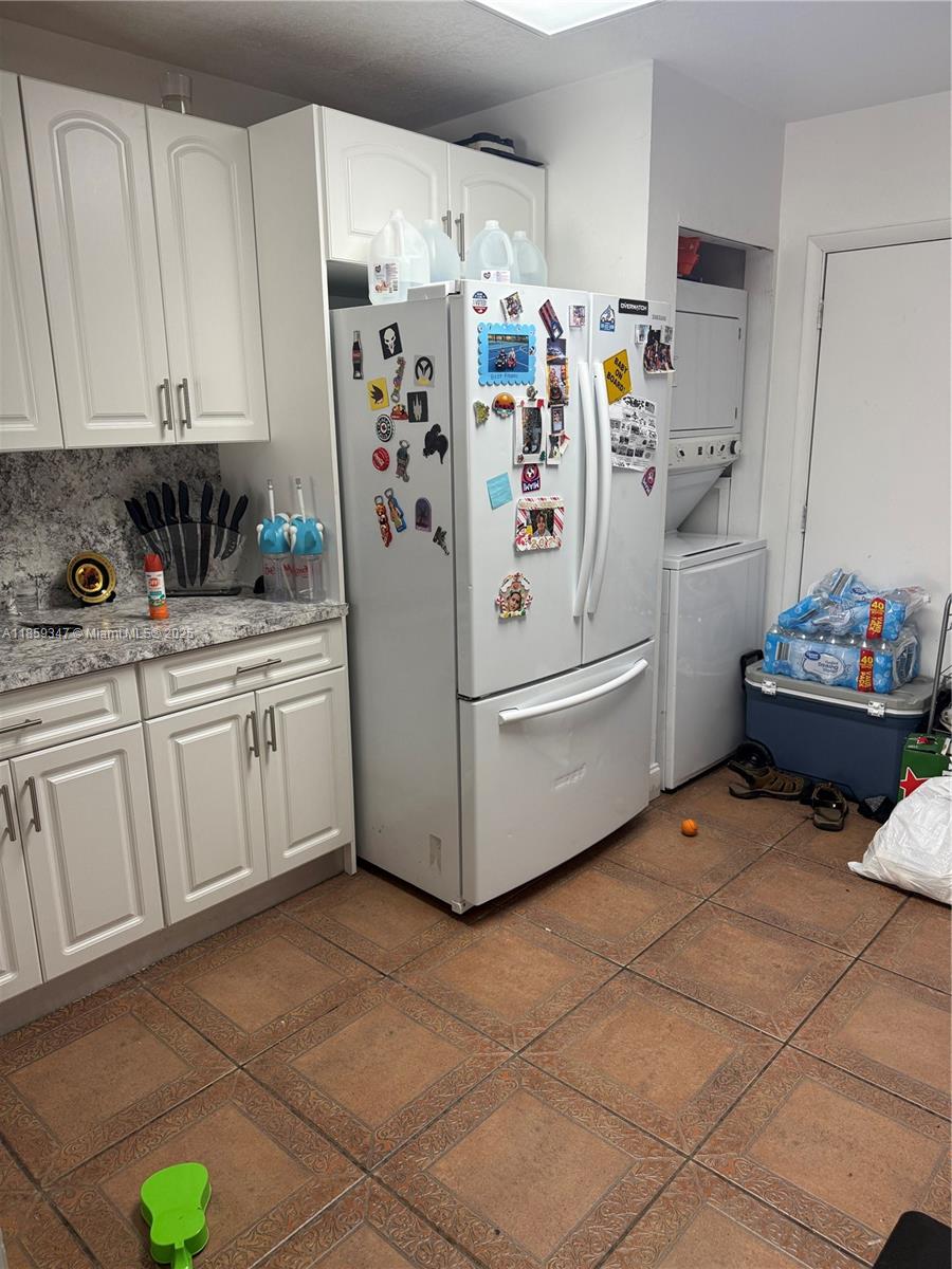 Looking for an investment property you can start making money on? Unit 406 at Westland-Eden I may be what you are looking for. Unit is located on the 4th floor on the east side of the building with a view of the year long sparkling pool as soon as you step out the door. Unit is in very good shape with an upgraded kitchen and well maintained rustic ceramic tiles that give it a Mediterranean feel. Spacious bedrooms enough to fit a 5-piece king bedroom set and more. Unit is currently lease at $2600 giving it almost a 9-10% cap rate which is unheard of in today's market!