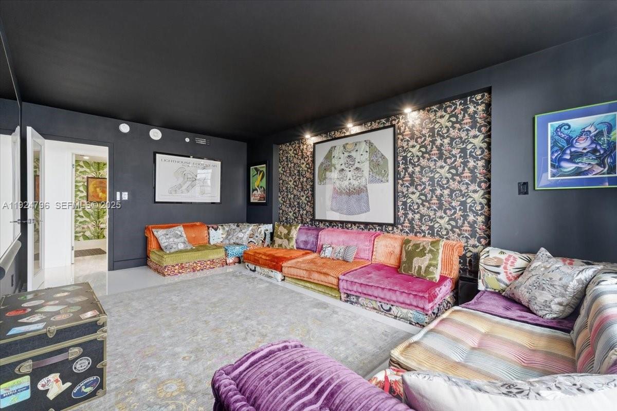 THE DECOPLAGE CONDO - Residential