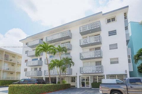 Photo of 1662 Lincoln Ct #402, Miami Beach, FL 33139 (MLS # A11891104)
